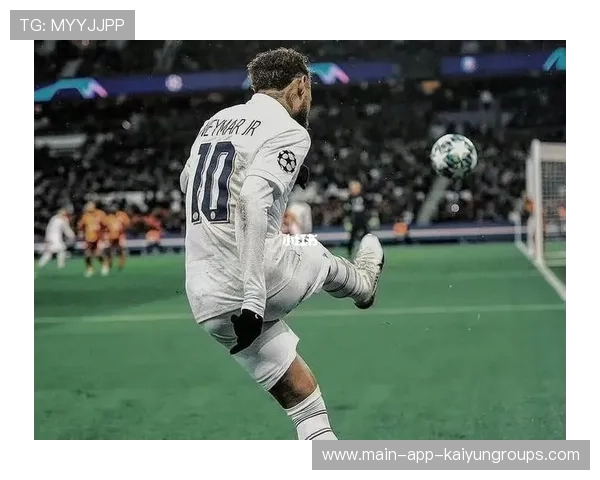 内马尔变向过人之后轻挑球成准助攻：技艺与智慧的完美结合